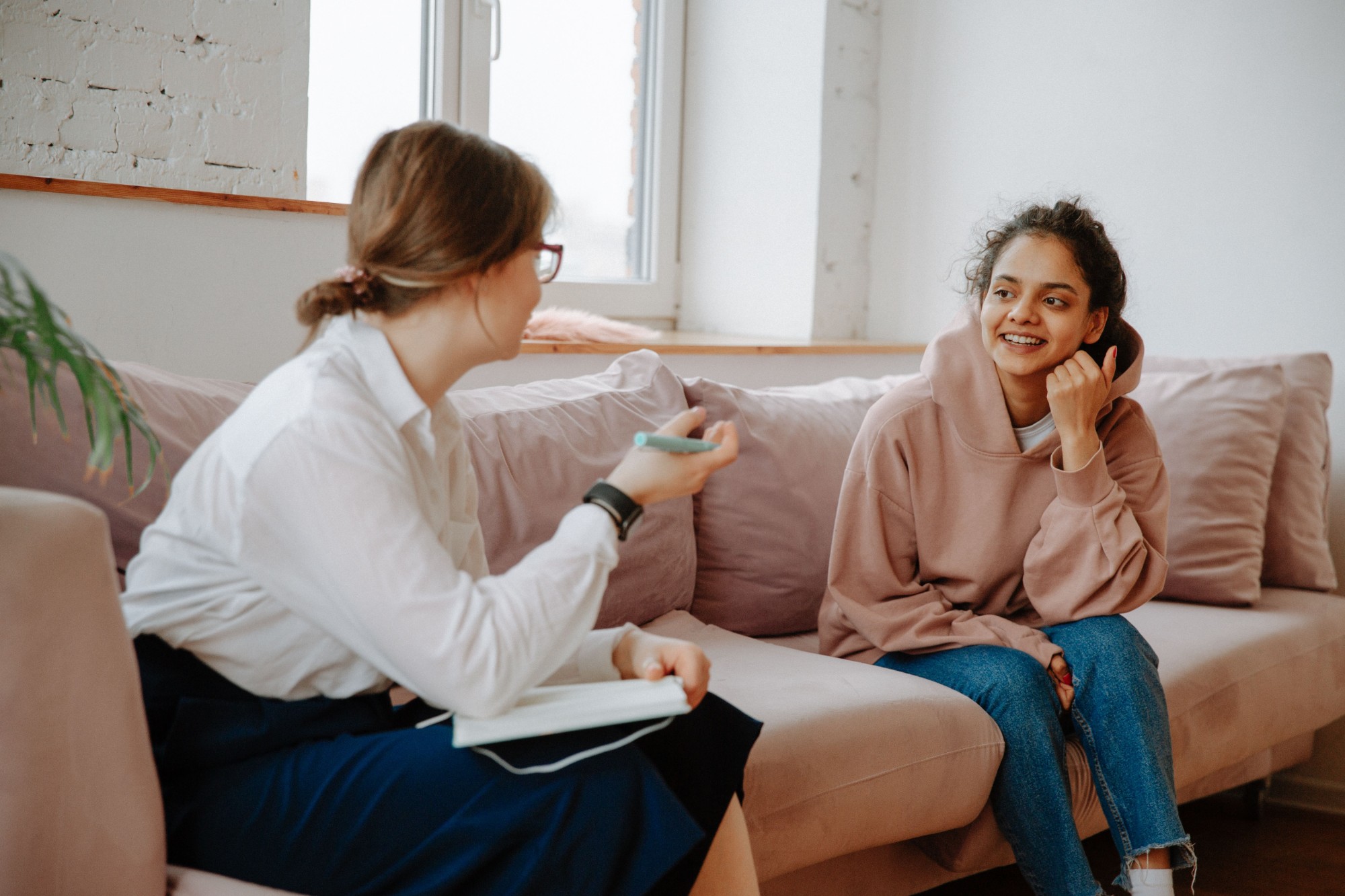 Psicóloga a conversar com uma aluna adolescente numa sessão de orientação